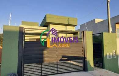 Imagem: A casa possui 3 Dormitórios, 2 Banheiros, 2 Vagas na garagem