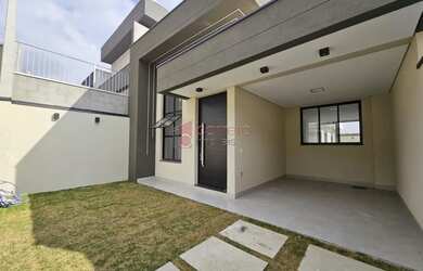 Imagem: A casa possui 3 Dormitórios, 2 Banheiros, 2 Vagas na garagem