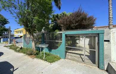 Imagem: A casa possui 4 Dormitórios, 3 Banheiros, 5 Vagas na garagem