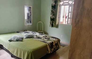 Imagem: A casa possui 2 Dormitórios, 1 Banheiro, 2 Vagas na garagem