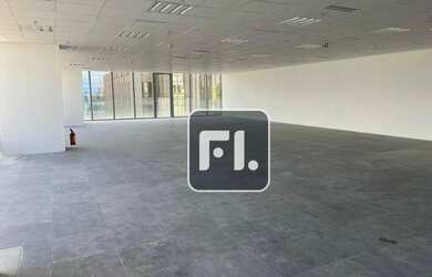 Imagem: O depósito possui 5 Vagas na garagem, 1.940m² de Área e