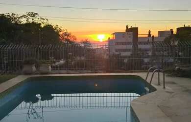 Imagem: A casa possui 3 Dormitórios, 4 Banheiros, 2 Vagas na garagem