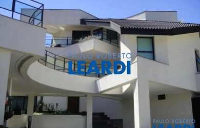 Imagem: A casa em condomínio possui 4 Dormitórios, 1 Banheiro, 5 Vagas