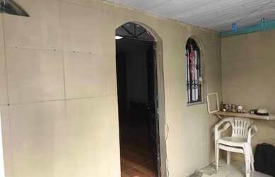 Imagem: A casa possui 2 Dormitórios, 1 Banheiro, 2 Vagas na garagem