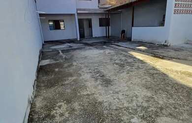 Imagem: A casa possui 3 Dormitórios, 2 Banheiros, 5 Vagas na garagem