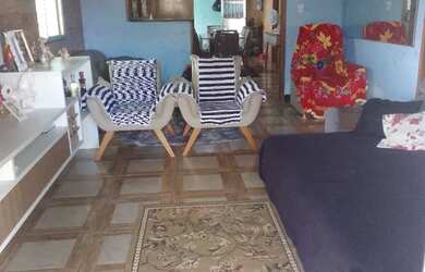 Imagem: A casa possui 3 Dormitórios, 3 Banheiros, 4 Vagas na garagem