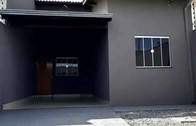 Imagem: A casa possui 3 Dormitórios, 2 Banheiros, 2 Vagas na garagem