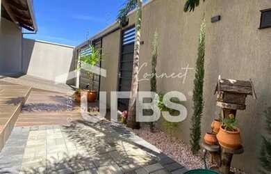 Imagem: A casa possui 3 Dormitórios, 3 Banheiros, 2 Vagas na garagem