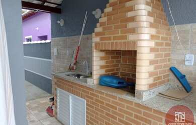 Imagem: A casa possui 2 Dormitórios, 2 Banheiros, 2 Vagas na garagem