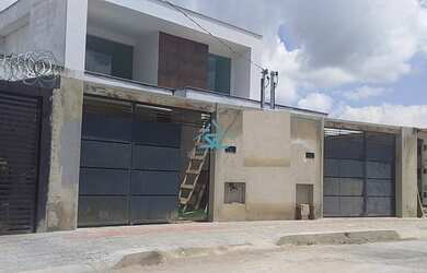 Imagem: A casa possui 3 Dormitórios, 2 Banheiros, 2 Vagas na garagem