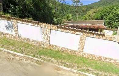 Imagem: A casa possui 3 Dormitórios, 2 Banheiros, 5 Vagas na garagem