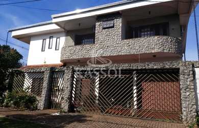 Imagem: A casa possui 4 Dormitórios, 5 Banheiros, 4 Vagas na garagem