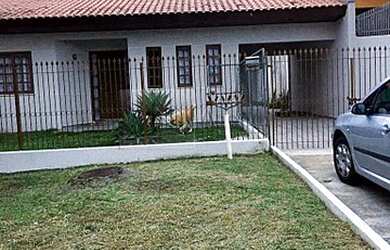 Imagem: A casa possui 3 Dormitórios, 2 Banheiros, 5 Vagas na garagem