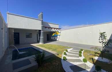 Imagem: A casa possui 3 Dormitórios, 2 Banheiros, 5 Vagas na garagem