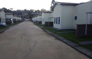 Imagem: A casa possui 3 Dormitórios, 2 Banheiros, 2 Vagas na garagem