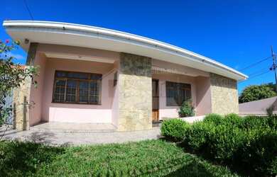 Imagem: A casa possui 5 Dormitórios, 3 Banheiros, 1 Vaga na garagem