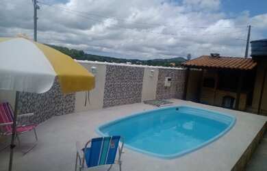 Imagem: A casa possui 3 Dormitórios, 3 Banheiros, 2 Vagas na garagem