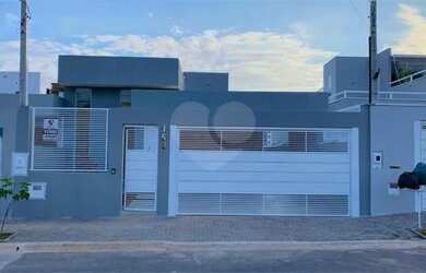 Imagem: A casa possui 3 Dormitórios, 2 Banheiros, 2 Vagas na garagem