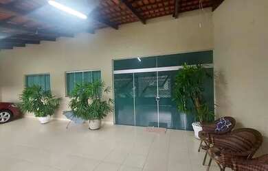 Imagem: A casa à venda possui 2 Dormitórios, 1 Banheiro, 2 Vagas na