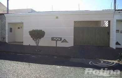 Imagem: A casa possui 3 Dormitórios, 2 Banheiros, 2 Vagas na garagem