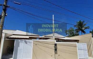 Imagem: A casa possui 3 Dormitórios, 1 Banheiro, 2 Vagas na garagem