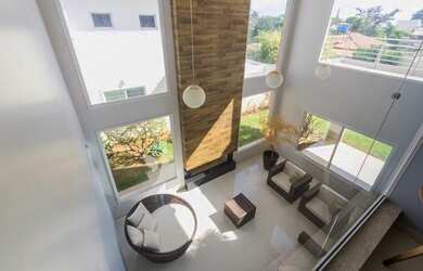 Imagem: A casa possui 4 Dormitórios, 5 Banheiros, 4 Vagas na garagem