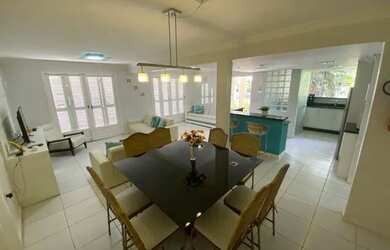 Imagem: A casa possui 3 Dormitórios, 2 Banheiros, 3 Vagas na garagem