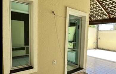 Imagem: A casa possui 3 Dormitórios, 2 Banheiros, 2 Vagas na garagem