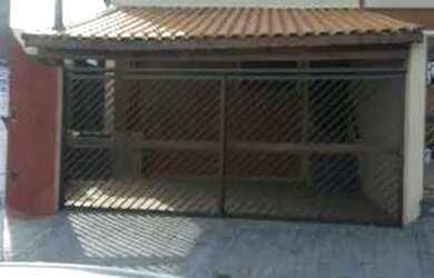 Imagem: A casa possui 2 Dormitórios, 1 Banheiro, 2 Vagas na garagem