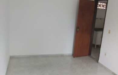 Imagem: A casa possui 1 Dormitório, 1 Banheiro, 1 Vaga na garagem e