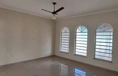 Imagem: A casa possui 3 Dormitórios, 2 Vagas na garagem e 200m² de