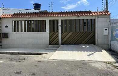 Imagem: A casa possui 2 Dormitórios, 2 Banheiros, 2 Vagas na garagem