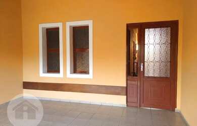 Imagem: A casa possui 2 Dormitórios, 1 Banheiro, 2 Vagas na garagem