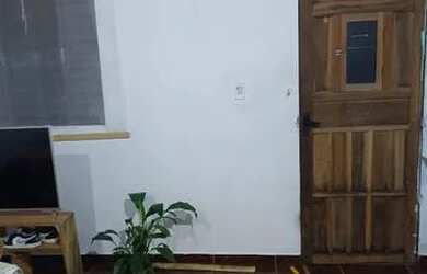 Imagem: A casa possui 2 Dormitórios, 1 Banheiro e 1 Vaga na garagem