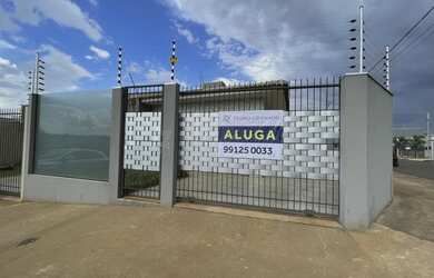 Imagem: A casa possui 2 Dormitórios, 1 Banheiro, 2 Vagas na garagem