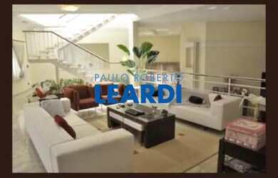 Imagem: A casa em condomínio possui 4 Dormitórios, 5 Banheiros, 5