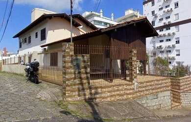 Imagem: A casa possui 3 Dormitórios, 3 Banheiros, 1 Vaga na garagem