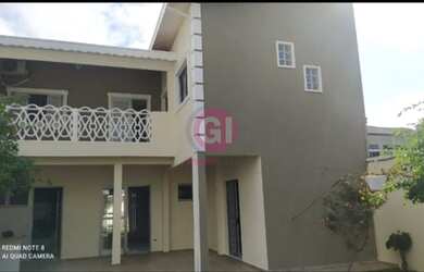 Imagem: A casa possui 3 Dormitórios, 2 Banheiros, 5 Vagas na garagem