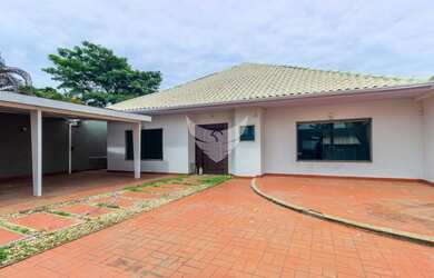 Imagem: A casa possui 5 Dormitórios, 2 Banheiros, 4 Vagas na garagem