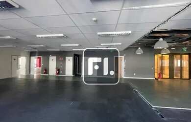 Imagem: O depósito possui 5 Vagas na garagem, 376m² de Área e está