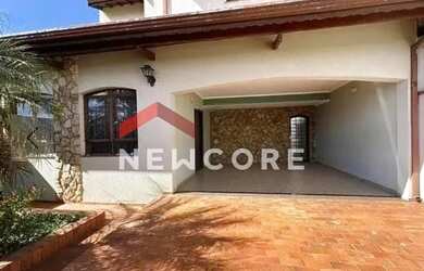 Imagem: A casa possui 3 Dormitórios, 2 Banheiros, 3 Vagas na garagem