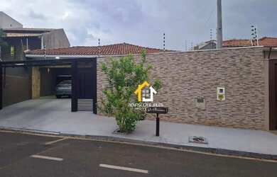 Imagem: A casa possui 3 Dormitórios, 4 Banheiros, 4 Vagas na garagem