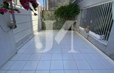 Imagem: A casa possui 3 Dormitórios, 3 Banheiros, 2 Vagas na garagem