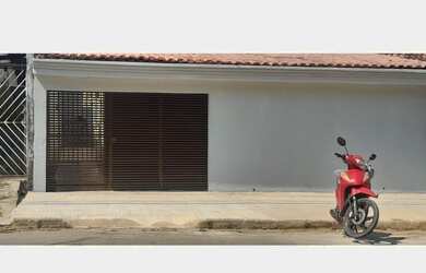 Imagem: A casa possui 3 Dormitórios, 2 Banheiros, 2 Vagas na garagem