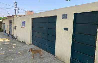 Imagem: A casa possui 3 Dormitórios, 1 Banheiro, 1 Vaga na garagem