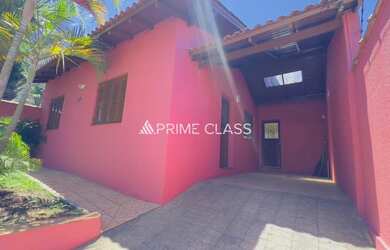 Imagem: A casa possui 3 Dormitórios, 1 Banheiro, 2 Vagas na garagem