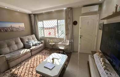 Imagem: A casa possui 3 Dormitórios, 3 Banheiros, 4 Vagas na garagem