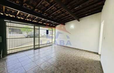 Imagem: A casa possui 3 Dormitórios, 1 Banheiro, 2 Vagas na garagem