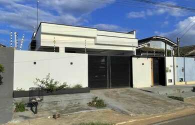 Imagem: A casa possui 2 Dormitórios, 2 Banheiros, 2 Vagas na garagem