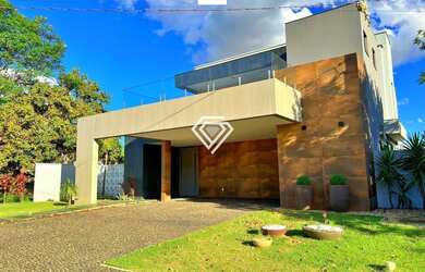 Imagem: A casa possui 3 Dormitórios, 4 Banheiros, 5 Vagas na garagem